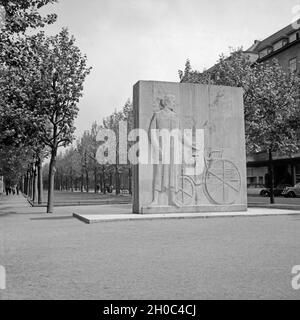 Das Carl-benz-Denkmal in der Augustaanlage in Mannheim, Deutschland 1930er Jahre. Carl Benz Denkmal an der Augusta Park in Mannheim, Deutschland 1930. Stockfoto