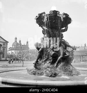 Brunnen vor dem Schloß in Mannheim, im Hintergrund die Jesuitenkirche St. Ignatius und Franz Xaver, Deutschand 1930er Jahre. Brunnen vor Schloss Mannheim, im Hintergrund die St. Ignatius und Franz Xaver Kirche, Deutschland 1930. Stockfoto