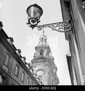 Blick auf sterben Nummern-oper Türme der Jesuitenkirche St. Ignatius und Franz Xaver in der Straße A4 in Mannheim, Deutschland 1930er Jahre. Blick auf die Twin Tower Glockentürme der St. Ignatius und Franz Xaver Kirche an der A-Straße 4 in Mannheim, Deutschland 1930. Stockfoto