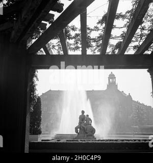 Brunenn am Wasserturm auf dem Friedrichsplatz in Mannheim, Deutschland, 1930er Jahre. Brunnen in der Nähe der Mannheimer Wasserturm am Friedrichsplatz, Deutschland 1930. Stockfoto