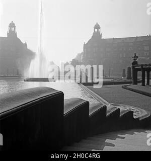 Brunnen am Wasserturm auf dem Friedrichsplatz in Mannheim, Deutschland, 1930er Jahre. Brunnen in der Nähe der Mannheimer Wasserturm am Friedrichsplatz, Deutschland 1930. Stockfoto