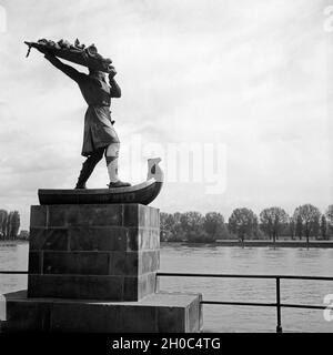 Hagen von Tronje versenkt den Nibelungenschatz im Rhein bei Worms, Bronzeplastik von Johannes Hirt, Deutschland 1930er Jahre. Aus der Nibelungen Saga: Hagen werfen der Rheingold in den Fluss in Worms, Deutschland 1930. Bronue Skulptur von Johannes Hirt. Stockfoto