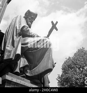 Der tschechische Reformator Jan Hus als Detail am Lutherdenkmal in Worms, Deutschland 1930er Jahre. Tschechische religiöse Reformator Jan Hus als Detail aus der Luther Denkmal in Worms, Deutschland 1930. Stockfoto