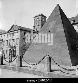 Das Rathaus in Karlsruhe mit der Pyramide auf dem Marktplatz, Deutschland 1930er Jahre. Das Karlsruher Rathaus mit der Pyramide die wichtigsten Markt Deutschland 1930. Stockfoto