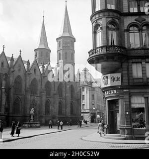 Stiftskirche St. Martin und St. Maria Sterben in Kaiserslautern von der Schillerstraße aus gesehen, Deutschland 1930er Jahre. St. Martin und St. Mary's Stiftskirche in Kaiserslautern, Deutschland 1930. Stockfoto