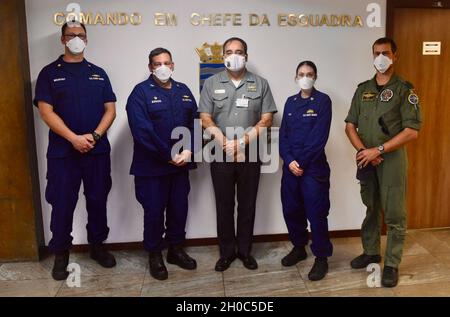 USCGC Stone's (WMSL 758) U.S. Coast Guard LT. Cmdr. Jason McCarthey, Operations Officer, Capt. Adam Morrison, Kommandooffizier, und Petty Officer 1. Klasse Erin Key, Strafverfolgungskleinoffizier, sowie LT. Miguel Dias Pinheiro der portugiesischen Marine, treffen sich mit dem Vizepräsidenten der brasilianischen Marine ADM. Claudio Henrique Mello am 22. Januar 2021 im Mocangue Naval Complex in Rio de Janeiro, Brasilien. Die Stone Crew besuchte Rio während ihrer ersten Patrouille, um kooperative Übungen durchzuführen und Beziehungen zu ihren brasilianischen Kollegen aufzubauen. Stockfoto