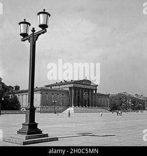 Der Königsplatz mit der Antikensammlung in München, Deutschland 1930er Jahre. Königsplatz Square mit Sammlung von antiquties in München, Deutschland 1930. Stockfoto