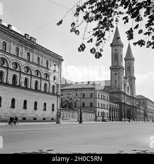 Die katholische Pfarr- und Universitätskirche St. Ludwig in München, Deutschland 1930er Jahre. Die Römisch-katholische St. Ludwig Kirche in München, Deutschland 1930. Stockfoto