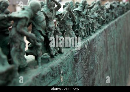 Die Skulptur „Witwen und Bairns“ von Jill Watson, Eyemouth, Berwickshire, Großbritannien, erinnert an einen Sturm von 1881, der 189 einheimische Fischer forderte. Stockfoto