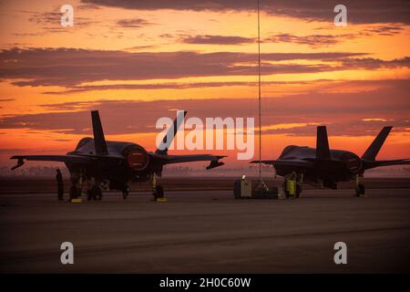 Crew-Chefs und Betreuer, die dem 158th Fighter Wing, Vermont Air National Guard, zugewiesen sind, bereiten den F-35A Lightning IIS während einer Trainingsübung auf der Tyndall Air Force Base, Florida, am 21. Januar 2021 für den morgendlichen Start vor. Mehr als 150 Flieger der Vermont Air National Guard nehmen an dieser zweiwöchigen Trainingsveranstaltung Teil, um Waffensysteme der F-35 zu validieren und zu verifizieren. Stockfoto