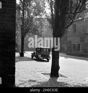 Ein Auto parkt in der Altstadt von Nürnberg, Deutschland 1930er Jahre. Ein Parkplatz in der Altstadt von Nürnberg, Deutschland 1930. Stockfoto