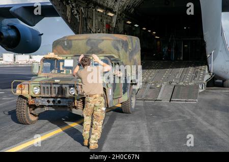 Artilleristen von B Battery, 3. Bataillon, 7. Feldartillerie, 25. Infanterie-Division Artillerie kehren ihre Humvee in eine Air Force C-17 Globemaster III zurück, in Vorbereitung auf die Operation Bull Wings Emergency Deployment Readiness Exercise (EDRE) auf der Hickam Air Force Base, Hawaii, 21. Januar 2021. Der EDRE ist eine Schnelleinsatzübung ohne Vorankündigung, die die Fähigkeit einer Einheit testen soll, Kräfte und Ausrüstung für Notfälle oder Notfalleinsätze zu alarmieren, zu vermarschen und einzusetzen. Stockfoto