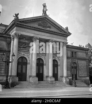 Frontseite des Theater in Plauen, Deutschland 1930er Jahre. Vor dem Theater in der Stadt Plauen, Deutschland 1930. Stockfoto