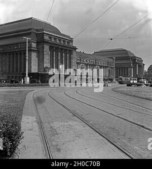 Der Hauptbahnhof in Leipzig, 1930er Jahre. Vor dem Hauptbahnhof Leipzig, Deutschland 1930. Stockfoto