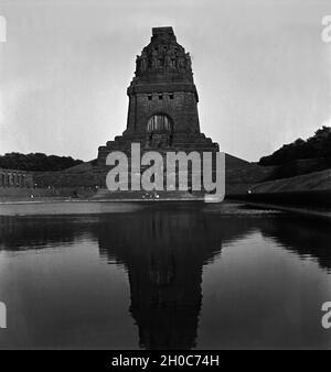 Das Völkerschlachtdenkmal in Leipzig mit dem Sehen der tausend Tränen, Deutschland 1930er Jahre. Das Monument der Kampf der Nationen mit dem See der tausend Tränen in Leipzig, Deutschland 1930. Stockfoto