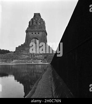 Das Völkerschlachtdenkmal in Leipzig mit dem Sehen der tausend Tränen, Deutschland 1930er Jahre. Das Monument der Kampf der Nationen mit dem See der tausend Tränen in Leipzig, Deutschland 1930. Stockfoto