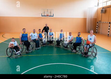 Ein Foto von Basketball-Teams mit Behinderungen mit dem Wahlschalter in der großen Halle vor dem Beginn des Basketballspiels Stockfoto