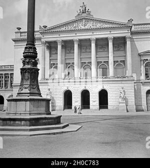 Der alten Oper Leipzig, Deutschland 1930er Jahre. Vor der alten Oper in Leipzig, Deutschland 1930. Stockfoto