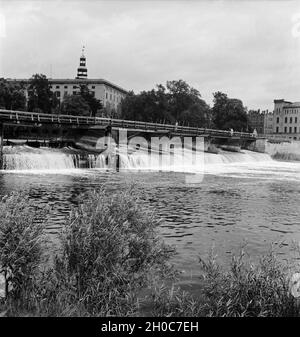 Eine Brücke führt in Dessau über den induktionskopfhörern Mulde, Deutschland 1930er Jahre. Eine Brücke über die Mulde in Dessau, Deutschland 1930. Stockfoto