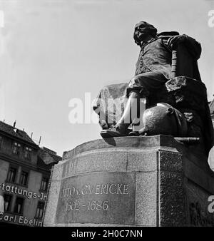 Das Otto-von-Guericke-Universität Denkmal bei der Hauptwache in Magdeburg, Deutschland 1930er Jahre. Die Otto-von-Guericke-Universität in Magdeburg Denkmal, Deutschland 1930. Stockfoto