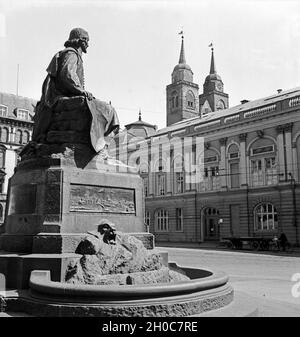 Das Otto-von-Guericke-Universität Denkmal bei der Hauptwache in Magdeburg, Deutschland 1930er Jahre. Die Otto-von-Guericke-Universität in Magdeburg Denkmal, Deutschland 1930. Stockfoto