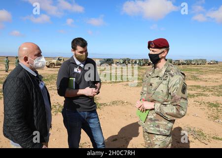 Capt. Jonathan Paul, 173. Brigade (Airborne), erklärt Rommel Vargas und Hunter Parker, 7. Armeeausbildungskommando, während einer Standortuntersuchung in Marokko am 22. Januar 2021 für die Übung Afrikanischer Löwe 21 die Trainingsanforderungen seiner Einheit. Der für Juni geplante African Lion, die größte Übung des US Africa Command, hat die Interoperabilität zwischen US-Partnern und Verbündeten seit 2003 verbessert. Die Pläne für AL21 umfassen mehr als 10,000 Soldaten aus den Vereinigten Staaten, Marokko, Tunesien, Senegal und anderen Ländern. Die globale COVID-19-Pandemie hat die Vorjahresperiode eingeschränkt. Die Pläne für AL21 umfassen die COVID-19-Minderung Stockfoto