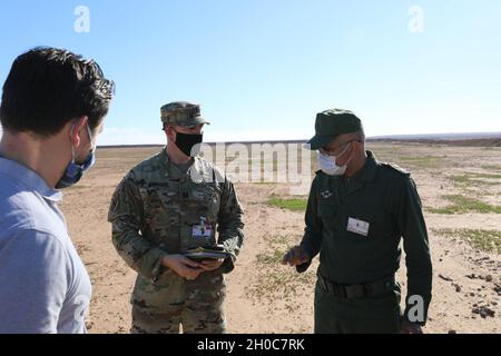 Der marokkanische Offizier Maj. Mamoud, rechts, erklärt dem Kapitän der Nationalgarde der Georgia Army, Jeremiah Stafford, während einer Standortuntersuchung für die Übung Afrikanischer Löwe am 21. Januar 2021. Afrikanischer Löwe, die größte Übung des U.S. Africa Command, hat seit 2003 die Interoperabilität zwischen US-Partnern und Verbündeten erhöht. Die Pläne für AL21 umfassen mehr als 10,000 Soldaten aus den Vereinigten Staaten, Marokko, Tunesien, Senegal und anderen Ländern. Die globale COVID-19-Pandemie hat die Vorjahresperiode eingeschränkt. Die Pläne für AL21 umfassen COVID-19-schadensbegrenzende Maßnahmen und flexible Optionen, um maximale Partizipierung zu gewährleisten Stockfoto