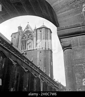 Blick durch einen Arkadenbogen in die Burg Dankwarderode, Deutschland 1930er Jahre. Blick durch einen Torbogen auf die Burg Dankwarderode, Deutschland 1930. Stockfoto