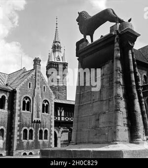 Der Braunschweiger Löwe auf dem Burgplatz in Braunschweig, Deutschland 1930er Jahre. Der Löwe als Wahrzeichen am Burgplatz in Braunschweig, Deutschland 1930. Stockfoto