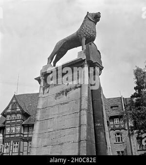 Der Braunschweiger Löwe auf dem Burgplatz in Braunschweig, Deutschland 1930er Jahre. Der Löwe als Wahrzeichen am Burgplatz in Braunschweig, Deutschland 1930. Stockfoto