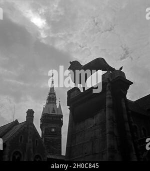 Der Braunschweiger Löwe auf dem Burgplatz in Braunschweig, Deutschland 1930er Jahre. Der Löwe als Wahrzeichen am Burgplatz in Braunschweig, Deutschland 1930. Stockfoto