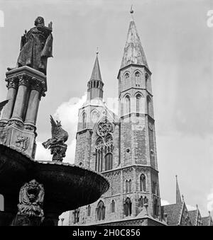 Die Katharinenkirche mit dem Heinrichsbrunnen in Braunschweig, Deutschland 1930er Jahre. Die Kirche St. Katharina und Heinrichsbrunnen Brunnen in Braunschweig, Deutschland 1930. Stockfoto