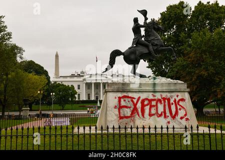 Washington, USA. Oktober 2021. Eine Statue von Andrew Jackson auf dem Lafayette Square wird entstellt gesehen, bevor am 11. Oktober 2021 im Weißen Haus in Washington, DC, ein Umweltprotest stattfindet. (Foto: Matthew Rodier/Sipa USA) Quelle: SIPA USA/Alamy Live News Stockfoto