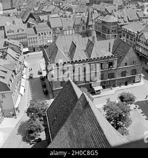 Blick auf das alte Rathaus in der Altstadt von Göttingen, Deutschland 1930er Jahre. Blick auf das alte Rathaus und die Altstadt von Göttingen, Deutschland 1930. Stockfoto