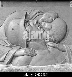 Detail der Plakette mit dem Ehrenmal in der Festung Ehrenbreitstein für die im Ersten Weltkrieg gefallenen Soldaten in Koblenz, Deutschland 1930er Jahre. Detail der WWI-Denkmal an der Festung Ehrenbreitstein bei Koblenz, Deutschland 1930. Stockfoto