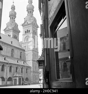 Liebfrauenkirche im Stadtzentrum von Koblenz, aus der Florinspfaffengasse gesehen, Deutschland 1930er Jahre sterben. Die Kirche Unserer Lieben Frau im Stadtzentrum von Koblenz, Deutschland 1930. Stockfoto