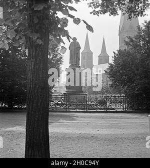 Blick hinter dem Beethoven Denkmal zum Münster in Bonn, Deutschland, 1930er Jahre. Ansicht von hinten das Beethoven Denkmal dem Münster zu Bonn, Deutschland 1930. Stockfoto