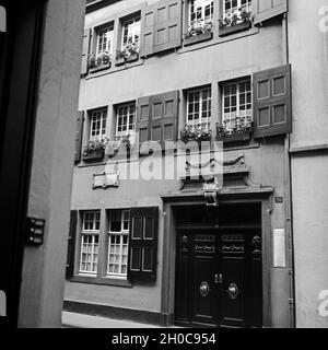 Fassade des Geburtshauses des Komponisten Ludwig van Beethoven in der Bonngasse 20, in Bonn, Deutschland, 1930er Jahre. Vor dem Geburtshaus des deutschen Komponisten Ludwig van Beethoven in der Bonngasse Lane an der Stadt Bonn, Deutschland 1930. Stockfoto