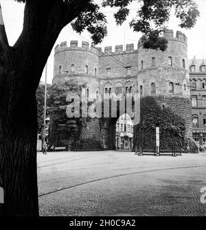 Eines der Kölner Stadttore, das Hahnentor am Rudolfplatz in Köln, 1930er Jahre. Eine alte mittelalterliche Stadt Köln Tore, 1930er Jahre. Stockfoto