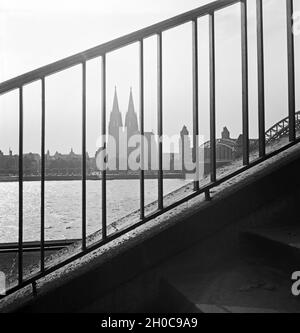 Blick auf den Dom zu Köln von der Deutzer Rheinseite aus, 1930er Jahre. Blick auf den Kölner Dom von Deutz, 1930er Jahre. Stockfoto