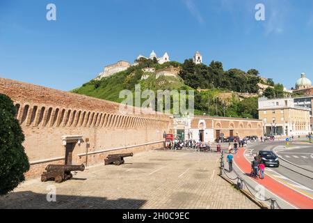 Blick auf San Ciriaco von der Hafenmauer, Landschaft, Anarca, Marken, Italien, Europa Stockfoto