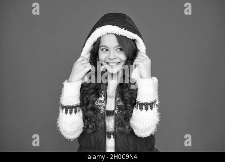 Träume werden wahr. Kalte Jahreszeit Aktivität Stil. Kindheit Glück. Thermische Kleidung. Glückliche Teenager-Mädchen tragen warme Kleidung. Winter-Kid-Mode. Kind mit Stockfoto