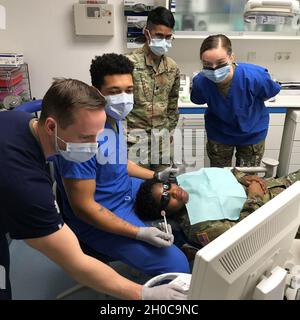 Wenn es darum geht, die Bereitschaft und die Ausbildung von Soldaten zu gewährleisten, ist niemand engagierter als Capt. (Dr.) Dustin Davis, ein allgemeiner Zahnarzt, der der Vilseck Army Dental Clinic zugewiesen wurde. Um die Fähigkeit der Klinik zur Verbesserung der Soldier-Bereitschaft zu verbessern, begann Davis kürzlich mit der Schulung seiner Zahnarzthelferinnen und -Assistenten in der neuesten digitalen Zahnheilkunde-Technologie. Stockfoto