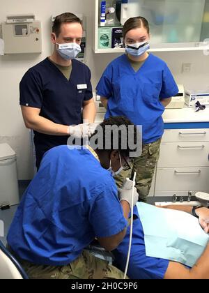 Wenn es darum geht, die Bereitschaft und die Ausbildung von Soldaten zu gewährleisten, ist niemand engagierter als Capt. (Dr.) Dustin Davis, ein allgemeiner Zahnarzt, der der Vilseck Army Dental Clinic zugewiesen wurde. Um die Fähigkeit der Klinik zur Verbesserung der Soldier-Bereitschaft zu verbessern, begann Davis kürzlich mit der Schulung seiner Zahnarzthelferinnen und -Assistenten in der neuesten digitalen Zahnheilkunde-Technologie. Stockfoto