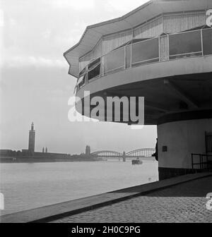 Blick von der Bastei südwärts in die Hohenzollernbrücke und die Messehallen mit Messeturm in Köln, 1930er Jahre. Blick von der Bastei nach Süden zu Hohenzollernbruecke und faire Gebäude mit Turm, Köln 1930. Stockfoto