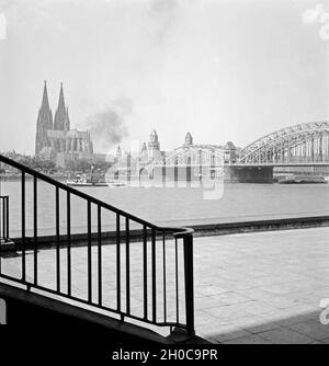 Blick von Deutz auf das Panorama von Köln, 1930er Jahre. Blick von Deutz auf die Kölner Skyline, 1930er Jahre. Stockfoto