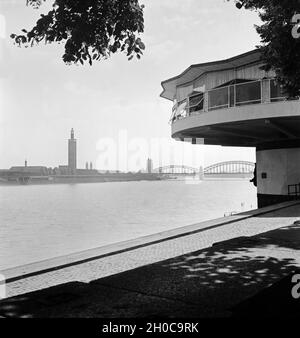 Blick von der Bastei südwärts in die Hohenzollernbrücke und die Messehallen mit Messeturm in Köln, 1930er Jahre. Blick von der Bastei nach Süden zu Hohenzollernbruecke und faire Gebäude mit Turm, Köln 1930. Stockfoto