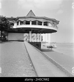 Blick auf die Bastei am Rheinufer auf der Stadtseite von Köln, 1930er Jahre. Blick auf die Bastei Restaurant im cityside von Köln am Rhein, 1930er Jahre. Stockfoto