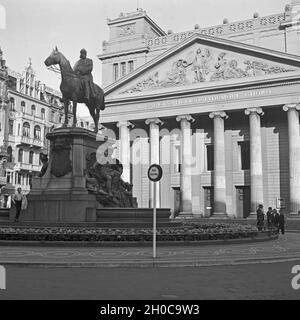 Das Theater am Kapuzinergraben mit Kaiser Wilhelm Denkmal in Aachen, Deutschland, 1930er Jahre. Aachen Theater und Pferdesport Skulptur von Kaiser Wilhelm I, Deutschland 1930. Stockfoto