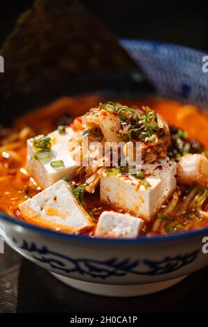 Würziger japanischer Miso Tofu Ramen mit Kimchi Stockfoto